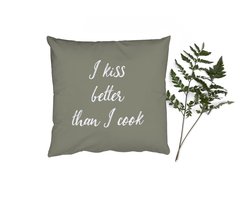Sierkussens - Kussentjes Woonkamer - 50x50 cm - Spreuken - I kiss better than I cook - Kus - Quotes