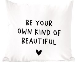 Sierkussens - Kussentjes Woonkamer - 60x60 cm - Engelse quote "Be your own kind of beautiful" met een hartje tegen een witte achtergrond