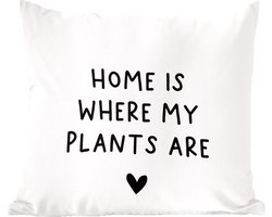 Sierkussens - Kussentjes Woonkamer - 60x60 cm - Engelse quote "Home is where my plants are" met een hartje tegen een witte achtergrond