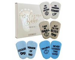 SilverandCoco® Baby Sokjes met Grappige Tekst | Geboorte Geschenkset Sokken Antislip Katoen | Kraamcadeaus pakket Cadeau Gift Set | Shower Cadeau Geschenk Versiering Decoratie | Zwangerschap Katoenen Kleding | Gender Reveal Zwanger - Jongen Boy Blauw