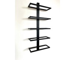 SINIA Living - Wijnrek - 5 flessen - Wijnrek muur - Mat zwart - Metaal - Wijnrekken - Modern - Hangend wijnrek - Muur monteren - Industrieel - Wijnliefhebber - Wijnrek hangend - Wand - Vino - Wijnaccessoires - Aan de muur - wijnfleshouder - wine wall