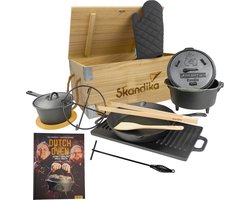 Skandika Dutch Oven Set Flame Master 4L in houten kist - Barbecuepannen – Kookset, grill, BBQ – Gietijzeren pan om te koken, 11 stuks, incl. receptenboek van Sauerland BBCrew, ingebrand, met voetjes, deksel lifter, draagtas – zwart