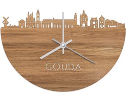 Skyline Klok Gouda Eikenhout - Ø 40 cm - Stil uurwerk - Wanddecoratie - Meer steden beschikbaar - Woonkamer idee - Woondecoratie - City Art - Steden kunst - Cadeau voor hem - Cadeau voor haar - Jubileum - Trouwerij - Housewarming - WoodWideCities