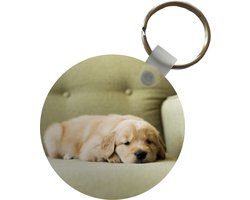 Sleutelhanger - Een slapende Golden Retriever puppy op de bank - Plastic - Rond - Uitdeelcadeautjes
