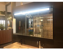 Spiegelkast / Badkamerkast Specnero - Mat Zwart - 120x68cm - LED Verlichting - Voorgemonteerd - 3 Deurs - Tuimelschakelaar