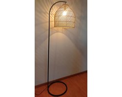 Staande lamp   handgemaakt woonkamer slaapkamer Design  Vloerlamp  Miranda met rotan kap en metalen voet 180 cm