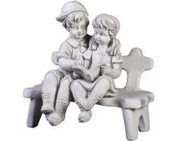 Stenen Kinderbeeld - Jongen Meisje Bankje - Tuindecoratie Buiten - Vorstbestendig Gemaakt - 44x31x45 cm - Patina