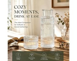 Stijlvolle 2-in-1 waterkaraf met glazen beker van 630ml, ideaal voor nachtkastje en bescherming tegen stof en verontreinigingen.