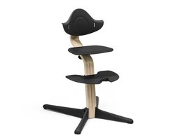 Stokke Nomi stoel, zwart / natuurlijk - Stimuleert actief zitten - Zonder gereedschap te verstellen - Inclusief stabiele voetsteun en anti-kantelwielen - Kan tot 150 kg dragen