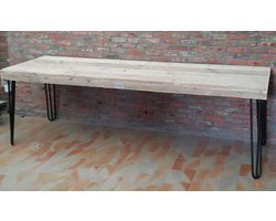 TAFEL MET ZWARTE PINPOTEN
