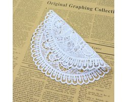 Tafelkleden met kantstiksel en ornamenten - Stoffen servies schalen set van 6 in rond borduurwerk design (wit) met roos en eustoma wijnstokken patroon