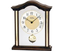 Tafelklok AMS - 1174-1 / Klok 1174-1 is een tafelklok van massief hout in een noten kleur gelakt met messing en een slinger. Met een mineraalglas en een aluminium cijferran Merk AMSd.