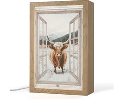 Tafellamp 20x30 cm - LED lamp - Schotse Hooglander - Winterlandschap - Landelijk - Bergen - Doorkijk - Decoratieve tafellampen - Dimbaar - Tafellampje slaapkamer - Woonkamer binnen