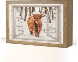 Tafellamp 30x20 cm - LED lamp - Schotse Hooglander - Sneeuw - Winter - Natuur - Dier - Doorkijk - Landelijk - Decoratieve tafellampen - Dimbaar - Tafellampje slaapkamer - Woonkamer binnen