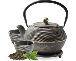 Tealøv THEE SET 1,1 LITER GIETIJZER | COMPLETE SET IN GESCHENKDOOS | Gietijzeren Theepot met Roestvrijstalen Zeef, Gietijzeren Theekopjes en Onderzetter | In Authentiek Japanse Stijl | Arare Zwart-Goud
