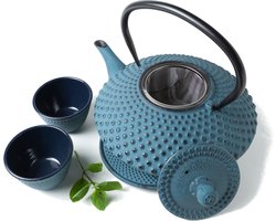 Tealøv THEE SET 1,25 LITER GIETIJZER | COMPLETE SET IN GESCHENKDOOS | Gietijzeren Theepot met Roestvrijstalen Zeef, Gietijzeren Theekopjes en Onderzetter | In Authentiek Japanse Stijl | Kambin Blauw