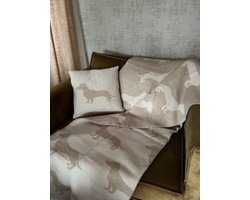 Teckel - plaid inclusief kussen - 100% wollen deken (130x175cm) - beige - teckelprint - teckels - deken - kussen (40x40cm) - wol - zand - 2 kleurig - GRATIS TECKEL DEURWIG MEEGELEVERD