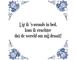 Tegeltje met Spreuk (Tegeltjeswijsheid): Lig ik 's-avonds in bed, kom ik erachter dat de wereld om mij draait! + Kado verpakking & Plakhanger