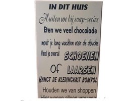 Tekst bord -Wandbord - In dit huis - Studenten -Vrouwen - Soap - Laarsen Spreukbord - Quotebord  - Cadeau - Geschenk - Moederdag - Verjaardag Spreukborden Spreuk Borden Quoteborden Wand Decoratie Quote Bord Muur Decoratie Hout Wit Tekst  Handgemaakt