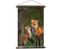 Textielposter - Vosje geeft Kus aan Moeder - 40x60 cm Foto op Textiel