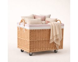 The Wicker Stories – Grote rieten mand op wielen in natuurlijke kleur met handgrepen – Handgevlochten, met versterkte bodem en roze stoffen voering – Ideaal voor was, speelgoed en huishoudelijke accessoires.