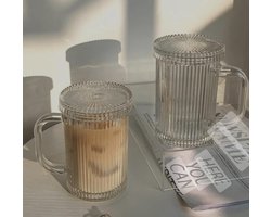 Theeglazen, koffiekopjes met handvat, deksel, klassieke verticale strepen, glazen bekers voor latte macchiato, cappuccino, thee, ijs, melk, warme en koude dranken