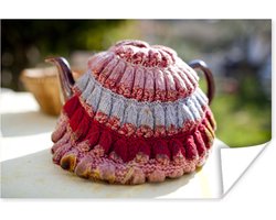 Theemuts over een paarse theepot poster papier 120x80 cm - Foto print op Poster (wanddecoratie woonkamer / slaapkamer)