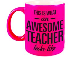 This is what an awesome teacher looks like tekst cadeau mok / beker - 330 ml - neon roze - kado juf/meester/docent/leraar/lerares