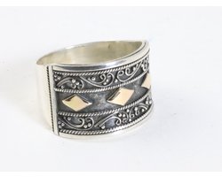 Traditionele bewerkte zilveren ring met 18k gouden decoraties - maat 19