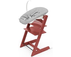 Tripp Trapp Kinderstoel Warm Rood - Inclusief Newborn Set Grijs - Verstelbare Houten Meegroei Stoel - Voor Pasgeborenen Tot 9 Kg - Veilig En Comfortabel Design