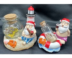 Tropische Kerstman met Vuurtoren en Zwemband + zand in glazen fles - Set van 2 stuks - Polyresin - hoogte 9 x 8 x 7 cm - Kerstdecoratie - Woondecoratie - Woonaccessoires