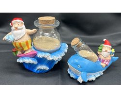Tropische Kerstman op surfplank & walvis in glazen fles - Set van 2 stuks - Polyresin - hoogte 9 x 8 x 7 cm - Kerstdecoratie - Woondecoratie - Woonaccessoires