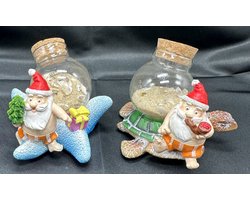 Tropische Kerstman op zeester + schildpad & zand in glazen fles - Set van 2 stuks - Polyresin - hoogte 9 x 8 x 7 cm - Kerstdecoratie - Woondecoratie - Woonaccessoires