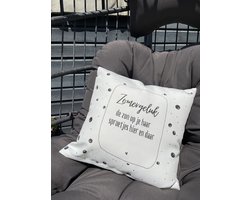Tuin - Tuinkussen - Buiten - Buitenleven - Zon - Interieur - Decoratie - Woon - Wonen - Woonaccessoire - Zomer - Lente - Voorjaar - Kussen - Zomergeluk - Loungebank kussen - Sier kussen - Relax kussen - Buiten - Zitten - Zit - Zitkussen - Ontspannend
