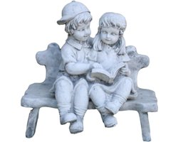 Tuinbeeld kinderen op bankje (Grijs/gepattineerd)- decoratie voor binnen/buiten - beton