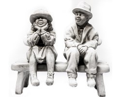 Tuinbeeld Oma en Opa op bank (Wit/gepattineerd)
