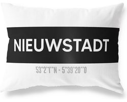Tuinkussen NIEUWSTADT - LIMBURG met coördinaten - Buitenkussen - Bootkussen - Weerbestendig - Jouw Plaats - Studio216 - Modern - Zwart-Wit - 50x30cm