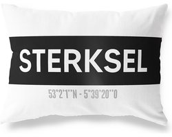 Tuinkussen STERKSEL - NOORD-BRABANT met coördinaten - Buitenkussen - Bootkussen - Weerbestendig - Jouw Plaats - Studio216 - Modern - Zwart-Wit - 50x30cm