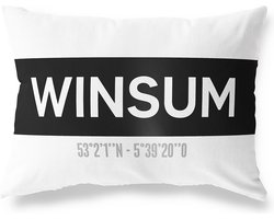 Tuinkussen WINSUM - FRIESLAND met coördinaten - Buitenkussen - Bootkussen - Weerbestendig - Jouw Plaats - Studio216 - Modern - Zwart-Wit - 50x30cm