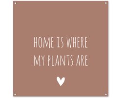 Tuinposter 100x100 cm - Tuindecoratie Engelse quote "Home is where my plants are" met een hartje tegen een bruine achtergrond - Poster voor in de tuin - Buiten decoratie - Schutting tuinschilderij - Tuindoek muurdecoratie - Wanddecoratie balkondoek