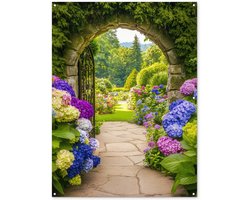 Tuinposter 120x160 cm - Tuindecoratie Doorkijk - Poort - Hortensia - Bloementuin - Poster voor in de tuin - Buiten decoratie - Schutting tuinschilderij - Tuindoek muurdecoratie - Wanddecoratie balkondoek