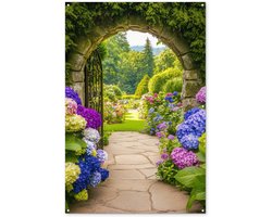 Tuinposter 120x180 cm - Tuindecoratie Doorkijk - Poort - Hortensia - Bloementuin - Poster voor in de tuin - Buiten decoratie - Schutting tuinschilderij - Tuindoek muurdecoratie - Wanddecoratie balkondoek