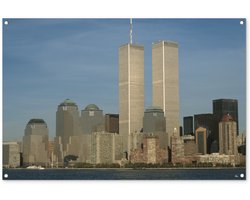 Tuinposter 120x80 cm - Tuindecoratie In het midden het het World trade center onder een helderblauwe lucht - Poster voor in de tuin - Buiten decoratie - Schutting tuinschilderij - Tuindoek muurdecoratie - Wanddecoratie balkondoek