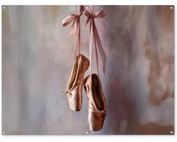 Tuinposter 160x120 cm - Tuindecoratie Balletschoenen - Satijn - Aardetinten - Poster voor in de tuin - Buiten decoratie - Schutting tuinschilderij - Tuindoek muurdecoratie - Wanddecoratie balkondoek