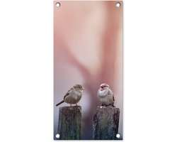 Tuinposter 30x60 cm - Tuindecoratie Vogels - Mussen - Paaltjes - Hout - Poster voor in de tuin - Buiten decoratie - Schutting tuinschilderij - Tuindoek muurdecoratie - Wanddecoratie balkondoek