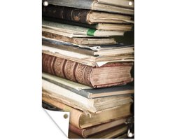 Tuinposter 40x60 cm - Tuindecoratie Een hoge stapel antieke boeken in een kast - Poster voor in de tuin - Buiten decoratie - Schutting tuinschilderij - Tuindoek muurdecoratie - Wanddecoratie balkondoek