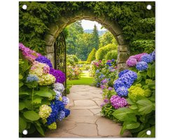Tuinposter 50x50 cm - Tuindecoratie Doorkijk - Poort - Hortensia - Bloementuin - Poster voor in de tuin - Buiten decoratie - Schutting tuinschilderij - Tuindoek muurdecoratie - Wanddecoratie balkondoek