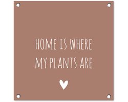 Tuinposter 50x50 cm - Tuindecoratie Engelse quote "Home is where my plants are" met een hartje tegen een bruine achtergrond - Poster voor in de tuin - Buiten decoratie - Schutting tuinschilderij - Tuindoek muurdecoratie - Wanddecoratie balkondoek