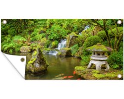 Tuinposter 60x30 cm - Tuindecoratie Waterval - Koi - Japanse lantaarn - Mos - Water - Poster voor in de tuin - Buiten decoratie - Schutting tuinschilderij - Tuindoek muurdecoratie - Wanddecoratie balkondoek
