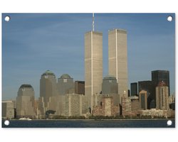 Tuinposter 60x40 cm - Tuindecoratie In het midden het het World trade center onder een helderblauwe lucht - Poster voor in de tuin - Buiten decoratie - Schutting tuinschilderij - Tuindoek muurdecoratie - Wanddecoratie balkondoek